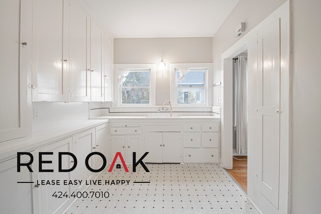 Building Photo - 147 S Sycamore Ave