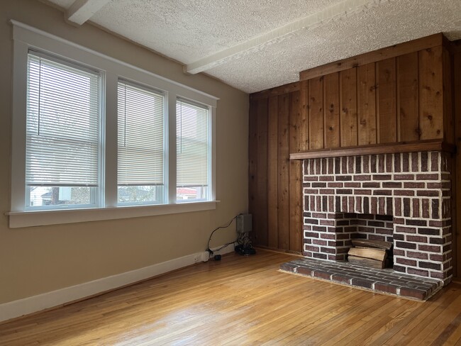 Living room / lots of natural sunlight - 2904 Espy Ave