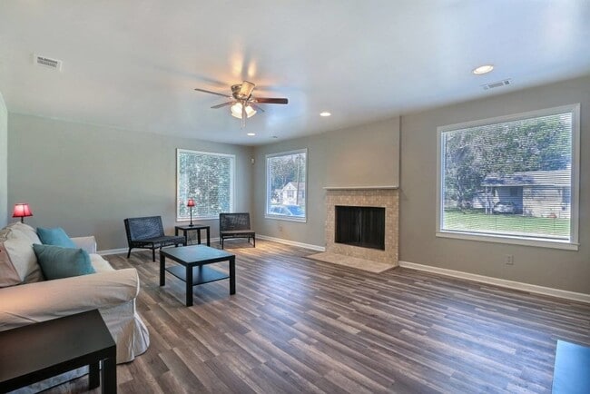 Building Photo - 2211