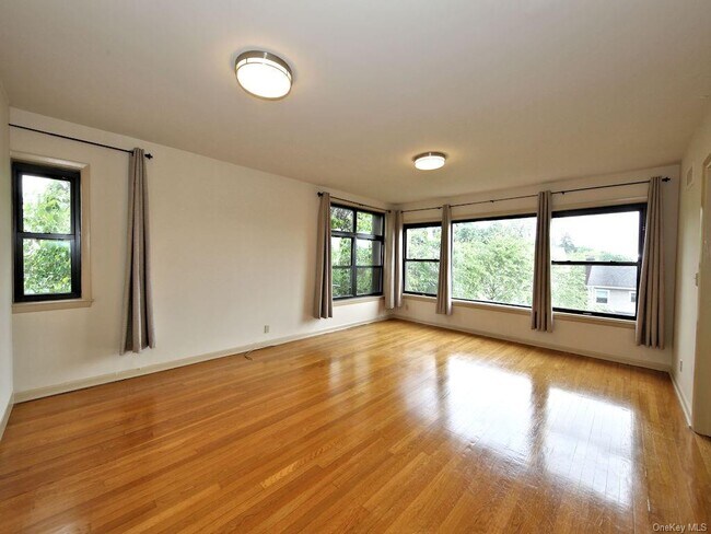 Foto del edificio - 623 E Boston Post Rd