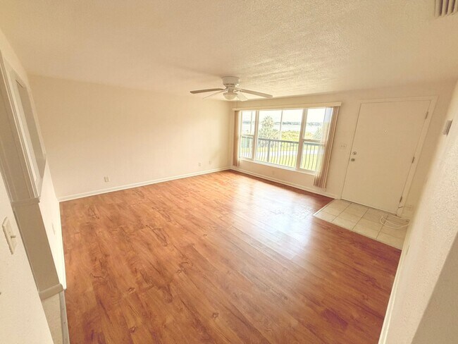 Building Photo - 8915 Silver Lake Dr