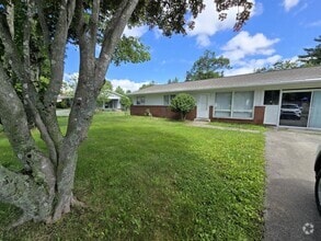 Building Photo - 833 Greenway Rd