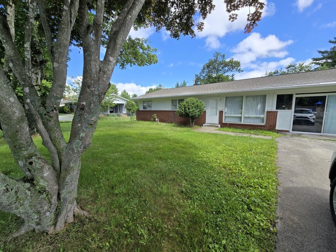 3/2 with Fenced Yard; In-town and Near an ... - 3/2 with Fenced Yard; In-town and Near an ...