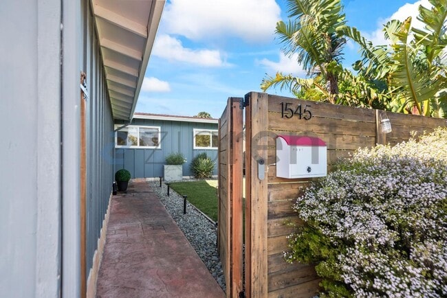 Foto del edificio - 1545 Crespi Dr