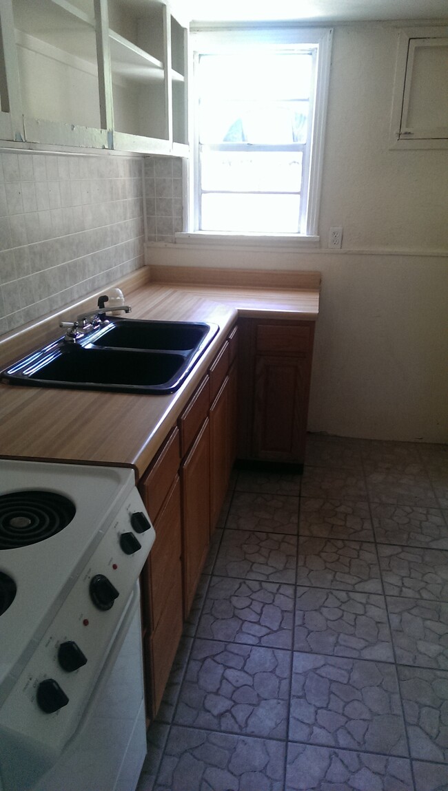 Ample kitchen counters - 145 18th Ave S