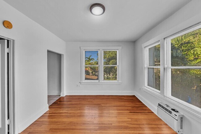 Building Photo - 529 NE 66th St