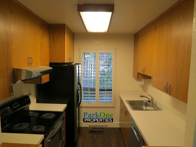 Foto del edificio - Two Bedroom Town House Walking Distance to...