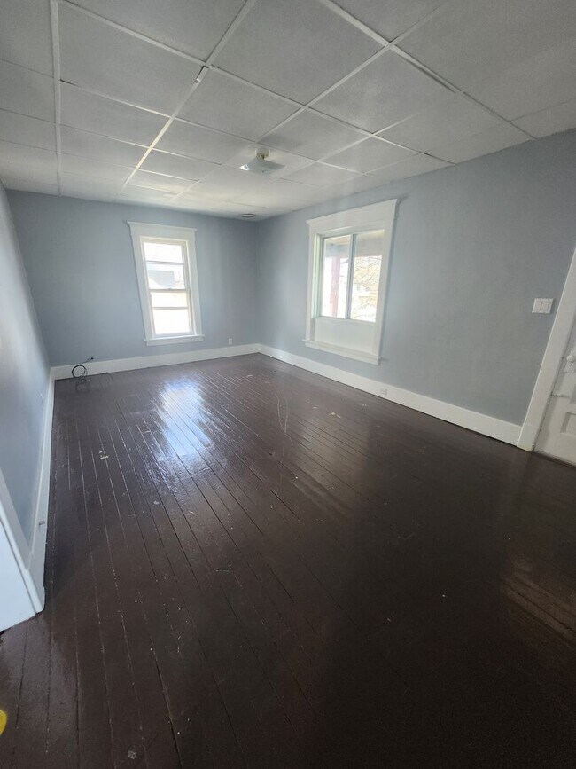 Foto del edificio - Upper 2 bedroom apartment