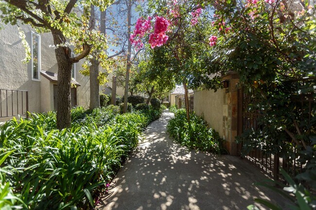 Foto del edificio - Elegant 3-Level Townhome with 2 Car Garage