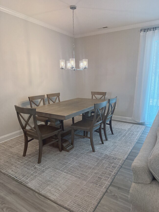 Comedor - 605 Marshskip Way