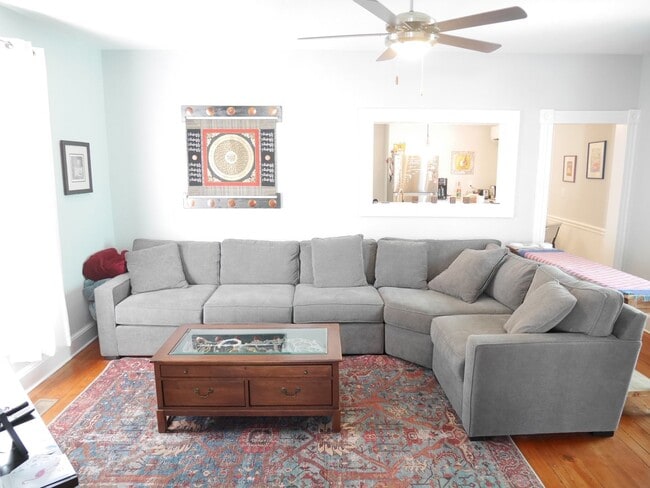 Foto del edificio - Charming 3-Bedroom Home in Cambridge – Ste...