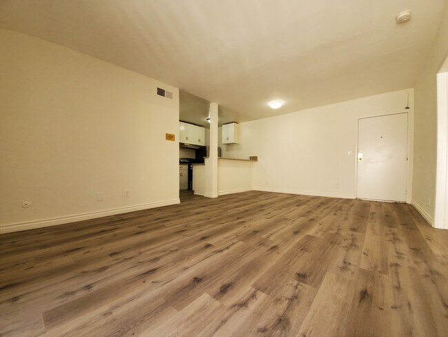 Living Room - 525 S La Fayette Park Pl
