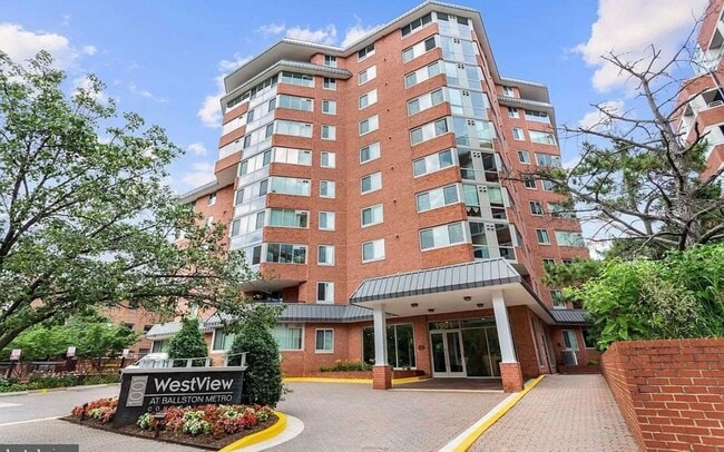 Building Photo - Amazing 1 Bedroom 1 Bathroom Condo With Su...