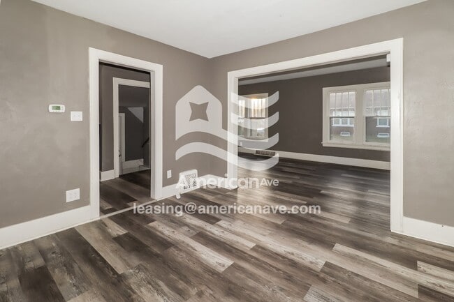 Building Photo - 1002 E Victoria St