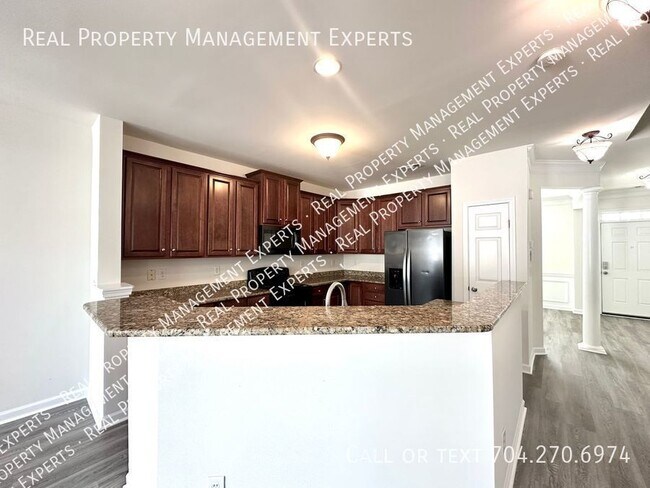 Building Photo - Charming 3BR/2.5BR Townhouse in Huntersville!