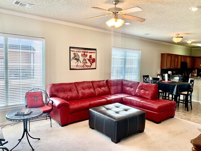 Foto del edificio - Pre-Leasing - 3-bedrooom, 3-bath Near Texas Tech!