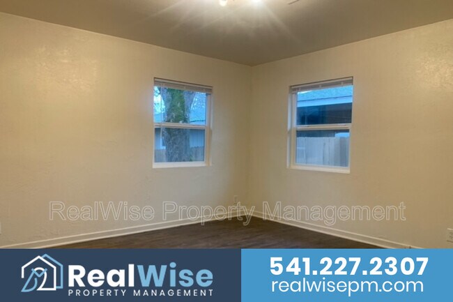 Building Photo - 325 SE M St