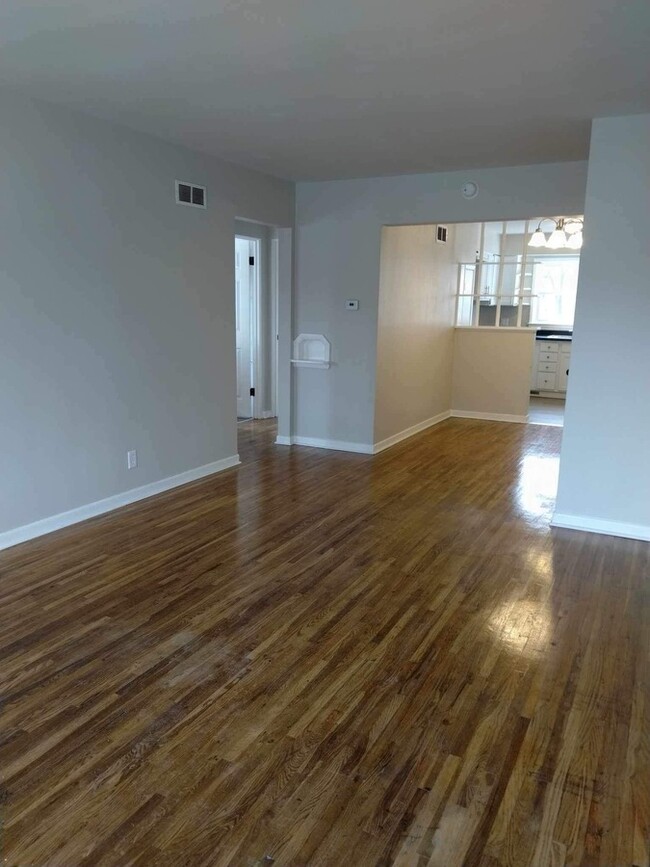 Building Photo - 217 W Cass St