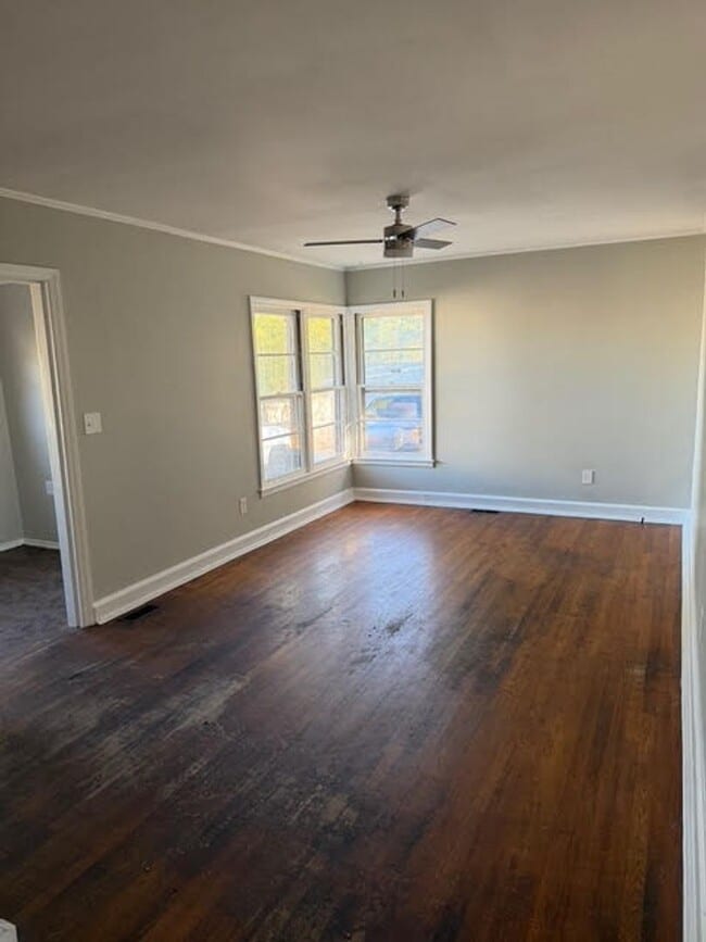 Building Photo - Charming 4BR/2BA House w/ Fenced back yard!