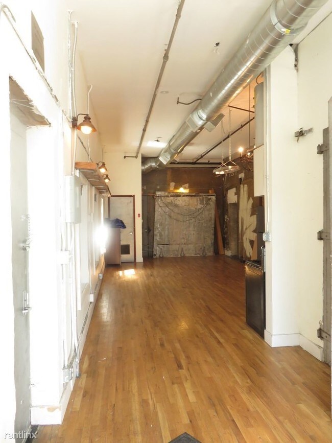 Building Photo - 1093 Putnam Ave
