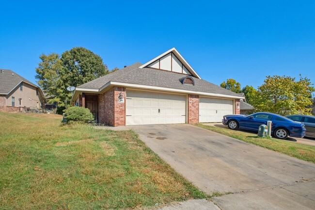 Building Photo - Updated Duplex in a perfect location!
