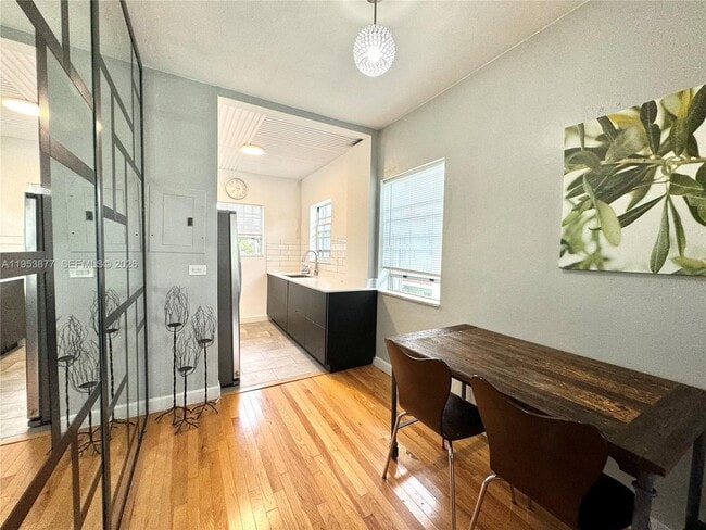 Foto del edificio - 8620 Byron Ave