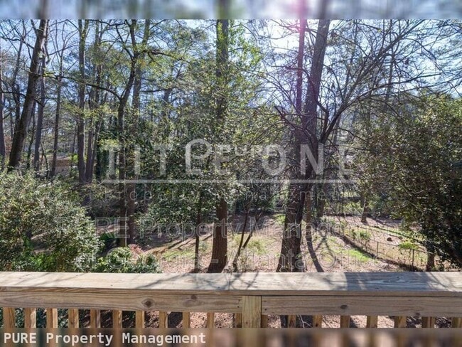 Foto del edificio - 2435 Woodacres Rd NE