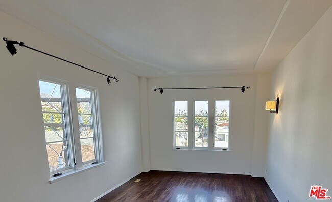 Foto del edificio - 1302 N Sweetzer Ave