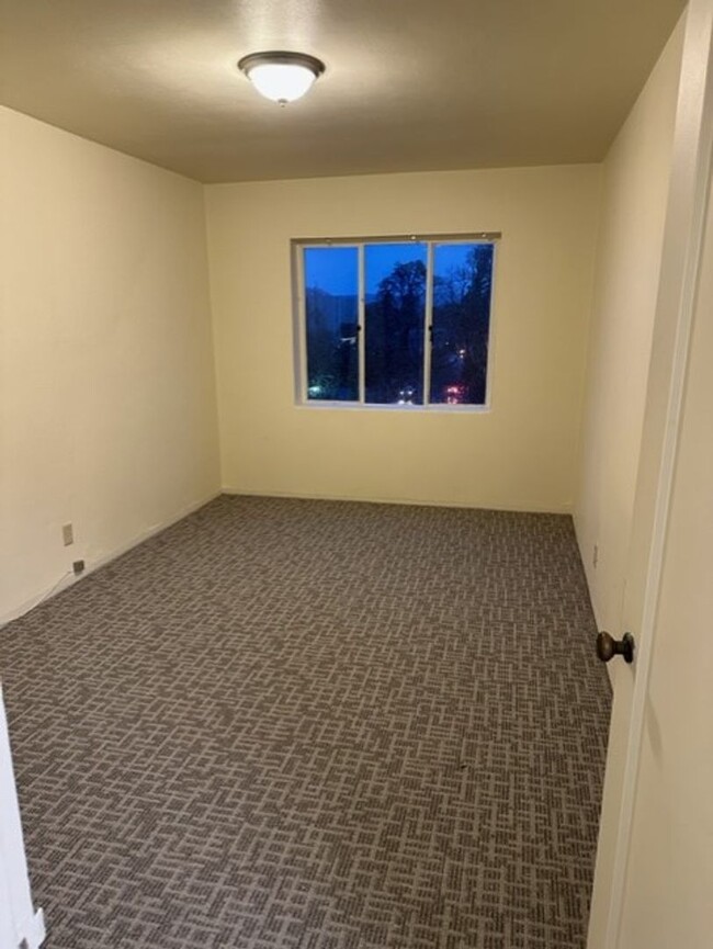 Interior Photo - Eugene Manor