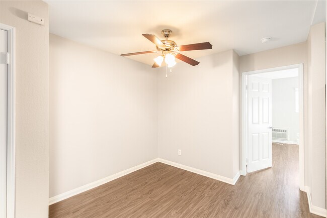 Building Photo - 1611 S Bundy Dr