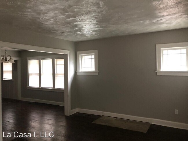 Building Photo - 3 br, 1 bath House - 2242 E 69th St