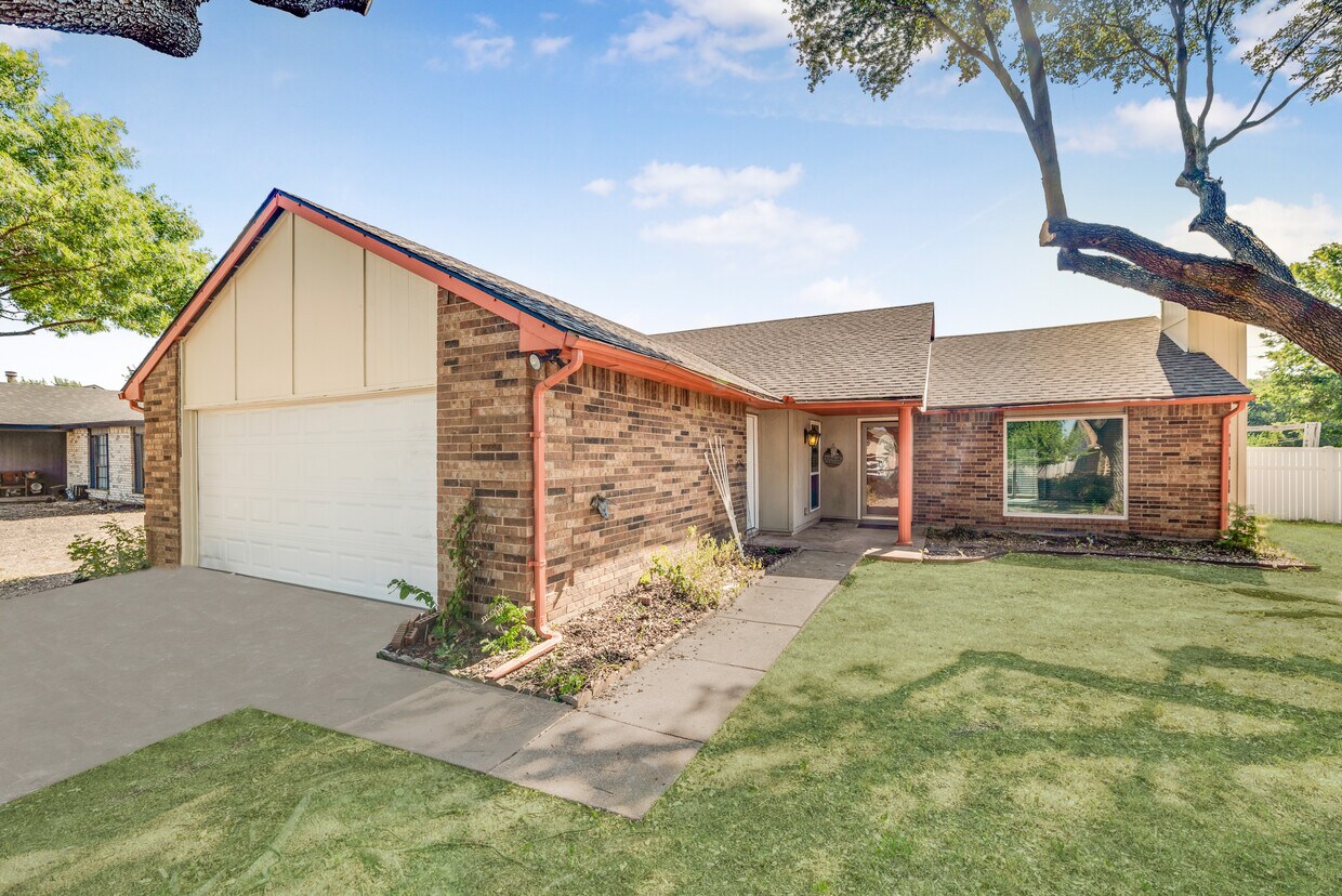 Foto principal - 4817 Trailwood Dr