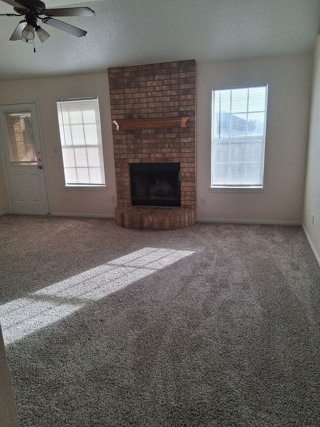 Foto del edificio - New Carpet & Paint