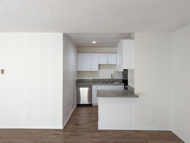 Building Photo - 2210 N Beachwood Dr