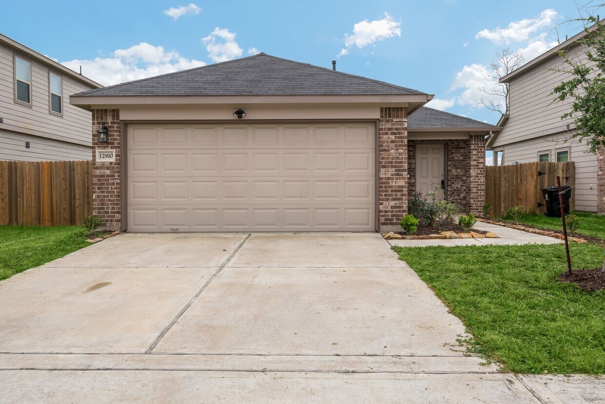 Foto principal - 3 bedroom updated home!