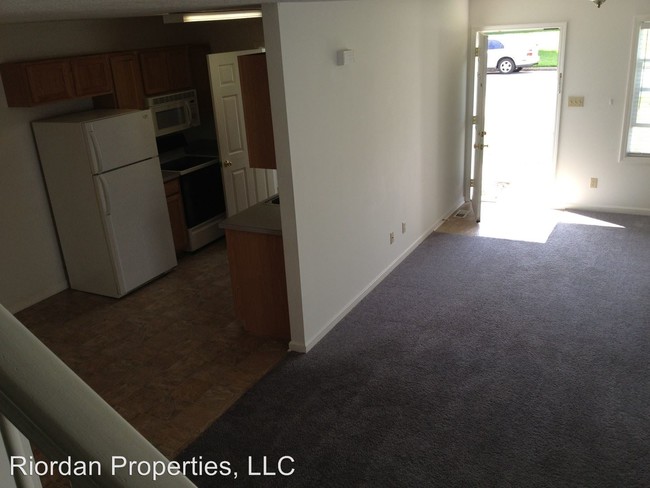 Building Photo - 1225 Western Hills Dr