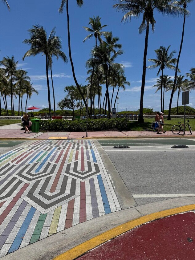 Primary Photo - 1150 Collins Ave