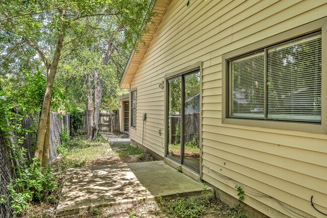 Building Photo - 1325 Bayou Dr