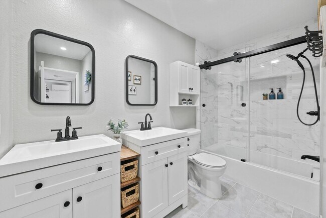 Foto del edificio - beautifully upgraded 2-bedroom, 1-bath condo in the highly desirable Bench Mark Villas Community