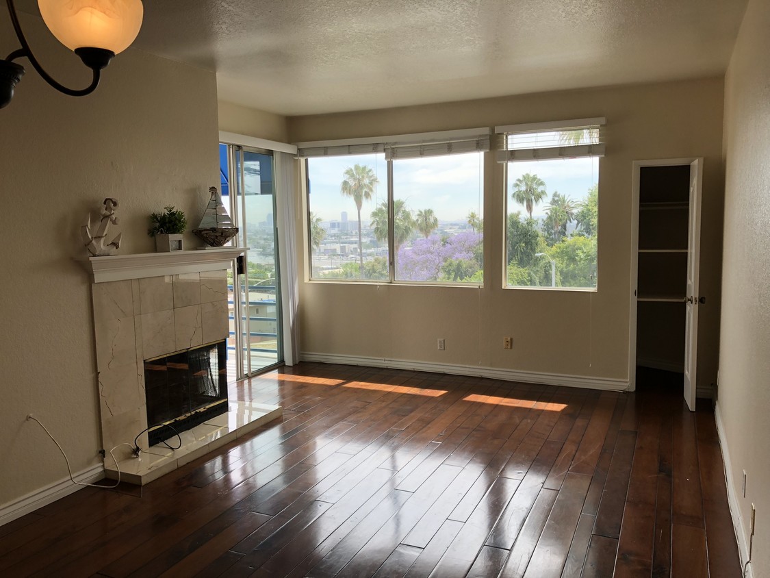 Living room - 2100 E Hill St