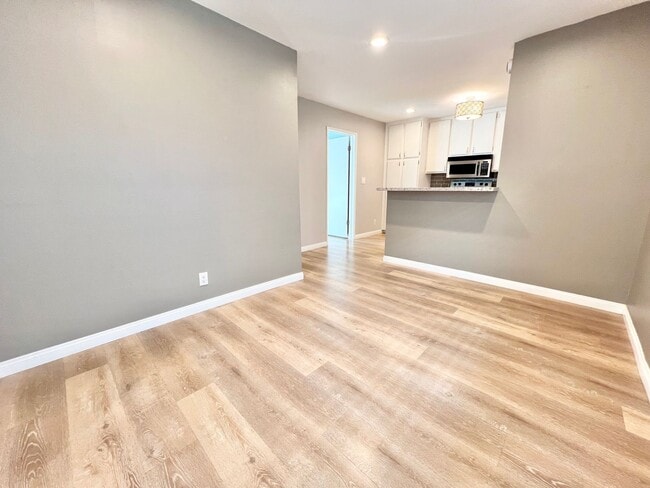 Foto del edificio - Contemporary 2 Bed Condo with 2 Garage Parking Spaces, Community Pool, and 3 Private Balconies