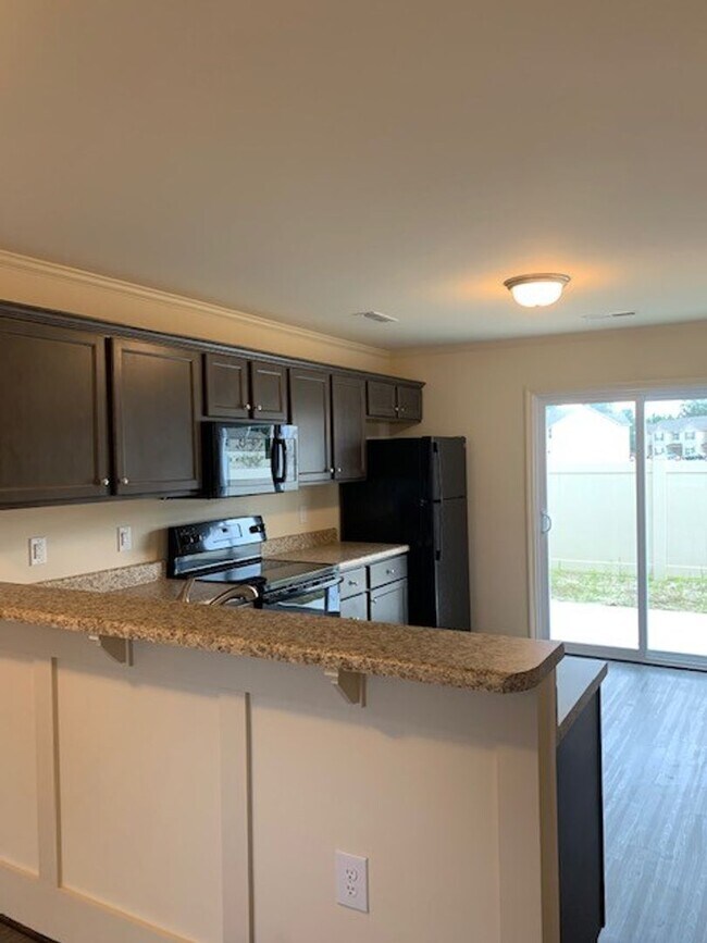 Foto del edificio - Townhome in Midway Park - Boyington Place!