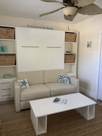 Sofá con cama plegable que se despliega sobre el sofá y la mesa. - 3203 NE 5th St