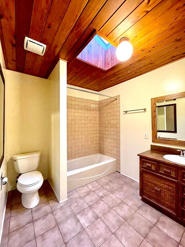 Baño espacioso - 3869 McLaughlin Ave