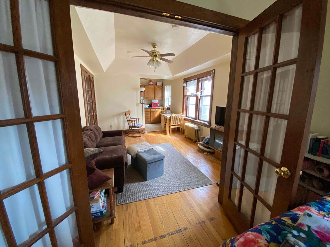 Foto principal - 3560 N Oakland Ave
