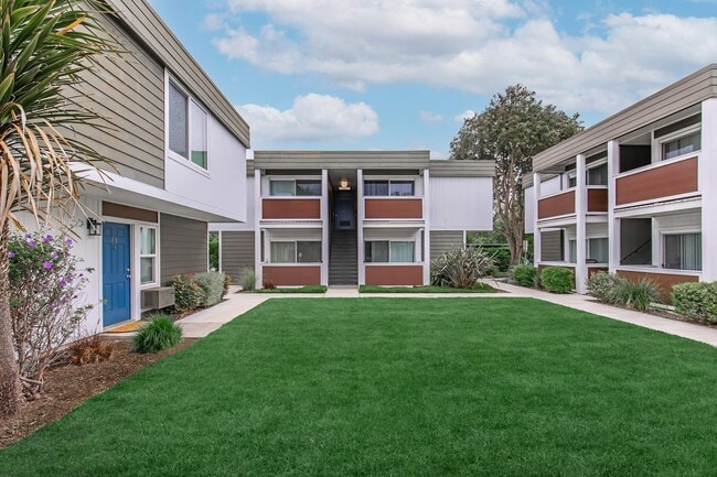 Building Photo - Fairway Village