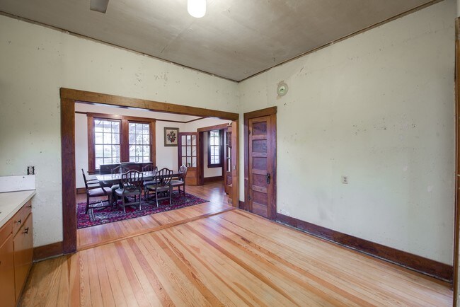 Building Photo - 313 E San Antonio St