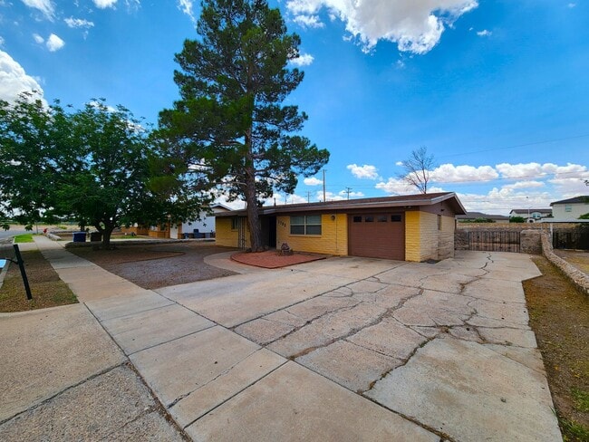 Building Photo - 1795 Carlyle Dr