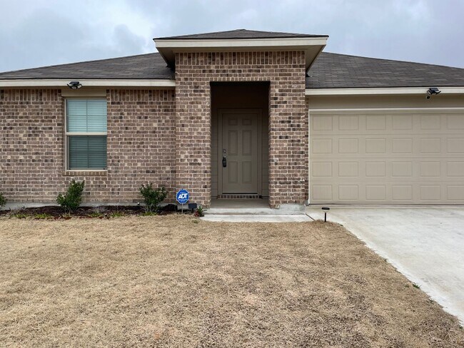 Building Photo - Beautiful 4-Bedroom in Lorena with a Huge ...