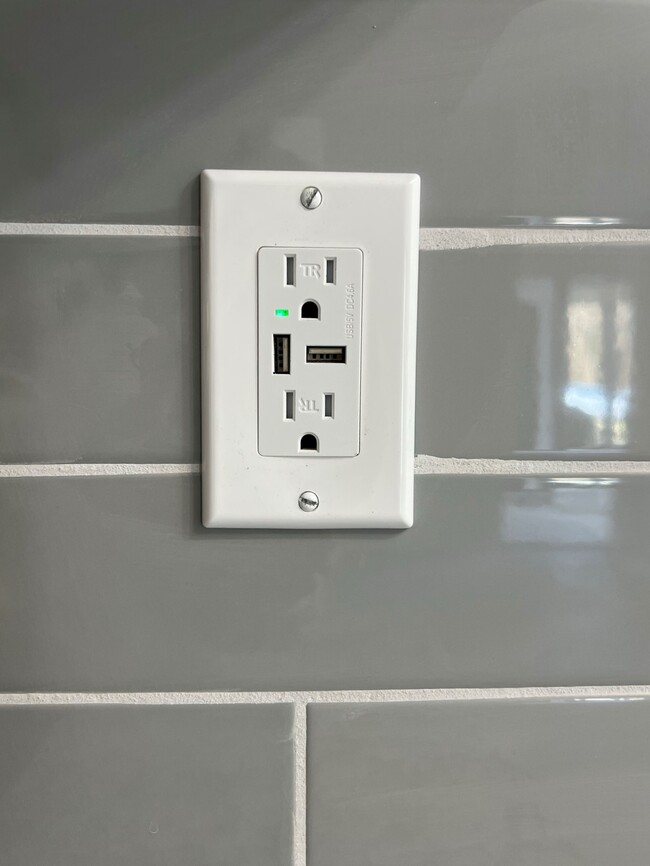 USB Outlets - 513 at Valley